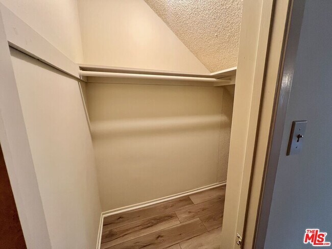 Building Photo - 1261 Granville Ave