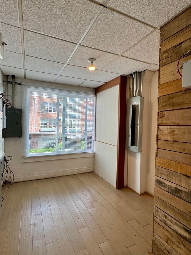 Building Photo - Queen Anne Loft Apartment