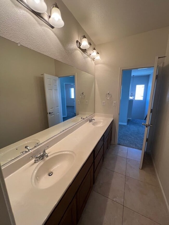 Building Photo - Beautiful 5 Bedroom Home in Crocker Ranch ...