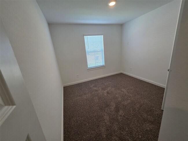 Building Photo - 4923 Edgewood Dr