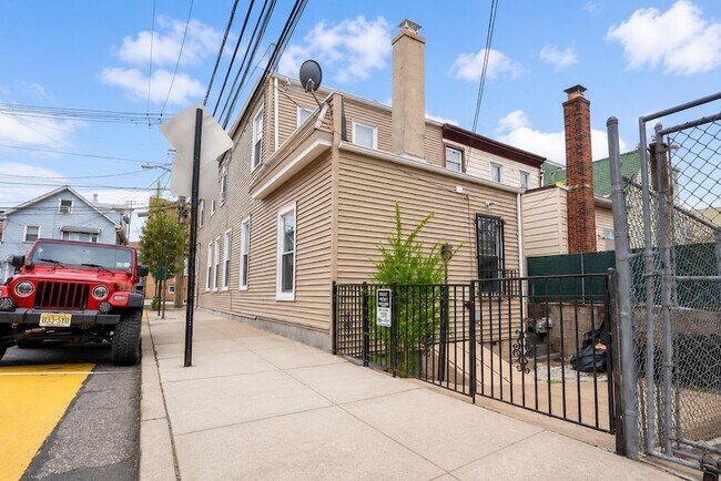 Building Photo - 814 28th St