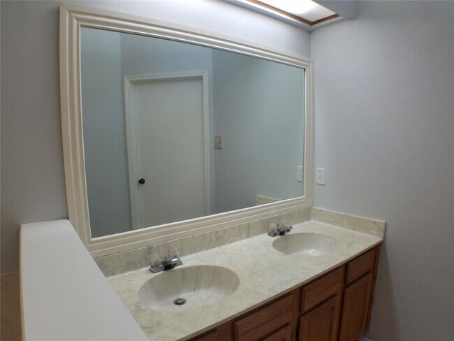 Building Photo - 8310 Los Ranchos Dr