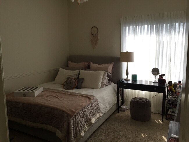 Building Photo - 1722 Armour Ln