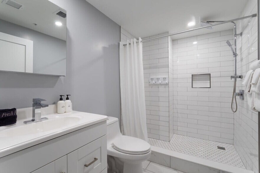 Building Photo - 150S S Independence Mall W