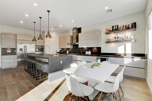 Building Photo - 2567 Speyburn Ave
