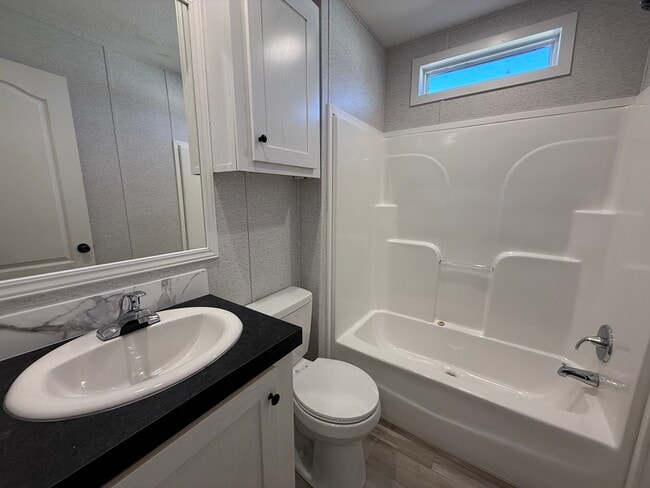 Building Photo - 6607 Lakewood Dr