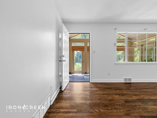 Building Photo - Mountain Retreat with Sunroom & Blue Ridge...