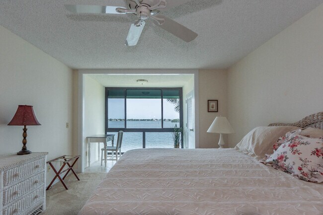 Building Photo - 1840 Tarpon Ln