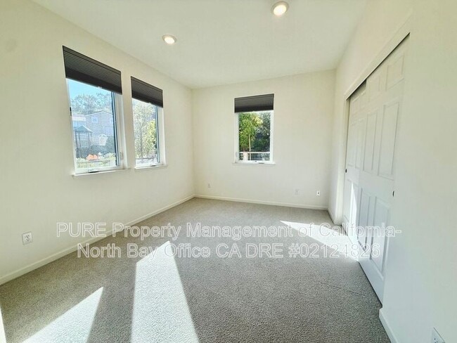 Building Photo - 6 Jasper Ct