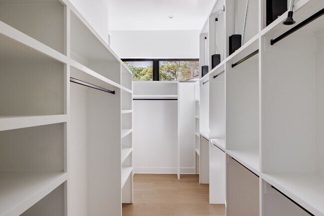 Building Photo - 2504 Bluffview Dr