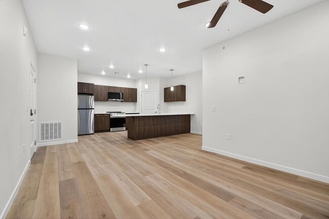 Building Photo - 983 W State St