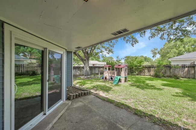 Building Photo - 2303 Whitelake Dr
