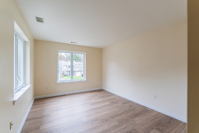 Building Photo - 208 Castlewood Dr