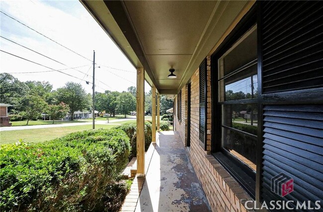 Building Photo - Beautifully Renovated 3-Bedroom Ranch Near...