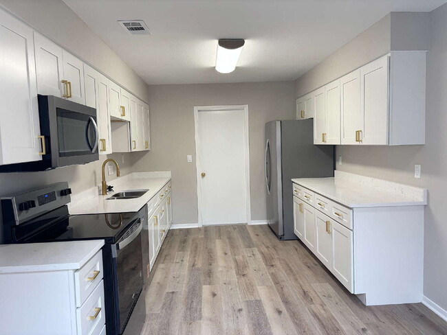 Building Photo - "Charming 2-Bed Oasis with Granite Touches & Cozy Fireplace in Fort Walton Beach!"