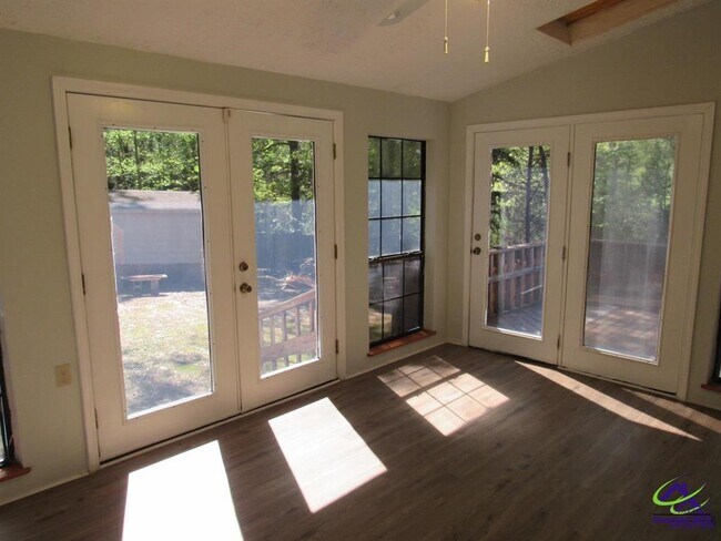 Building Photo - 100 Sunchase Ct