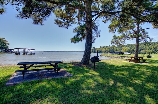 Building Photo - 150 Edgewater Way