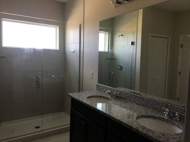 Building Photo - 2510 Sanderling St