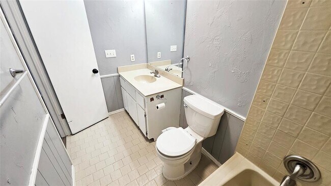 Building Photo - 9005 Tracy Dr