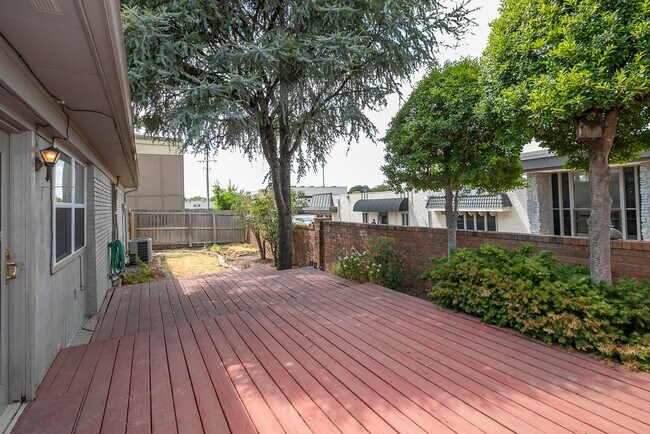 Building Photo - 3 Bed | 2 Bath Duplex in Central Tulsa!