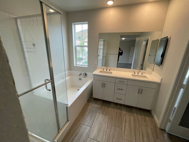 Building Photo - Luxury 4 Bedroom 3 Bathroom Home in a Gated Community in Murrieta!
