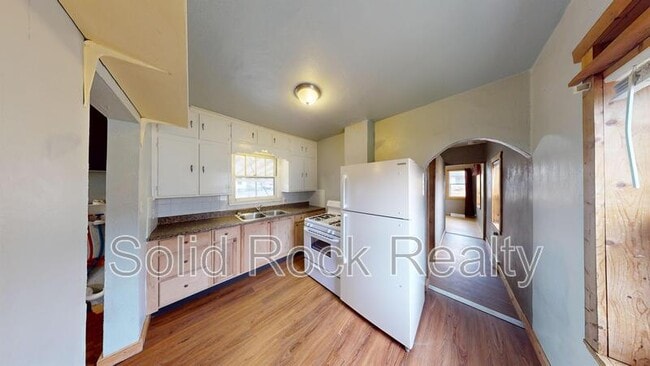 Building Photo - 806 E Mesa Ave