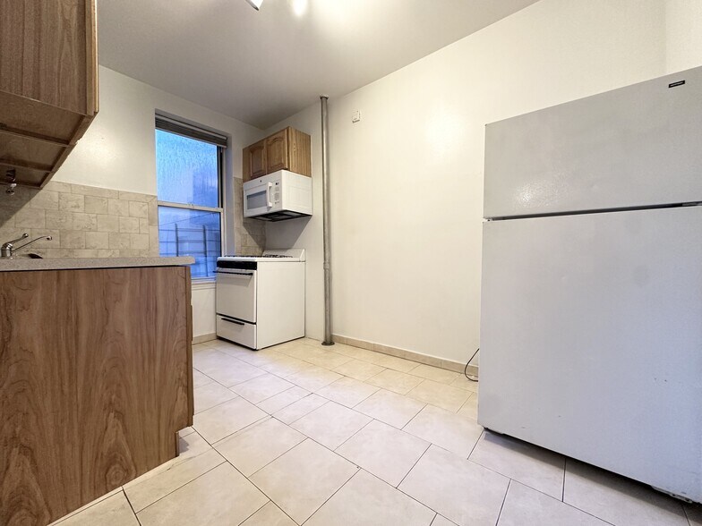 Building Photo - 707 W 171st St