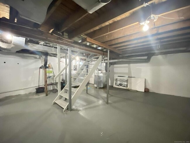 Building Photo - 19 Dartmouth Ln