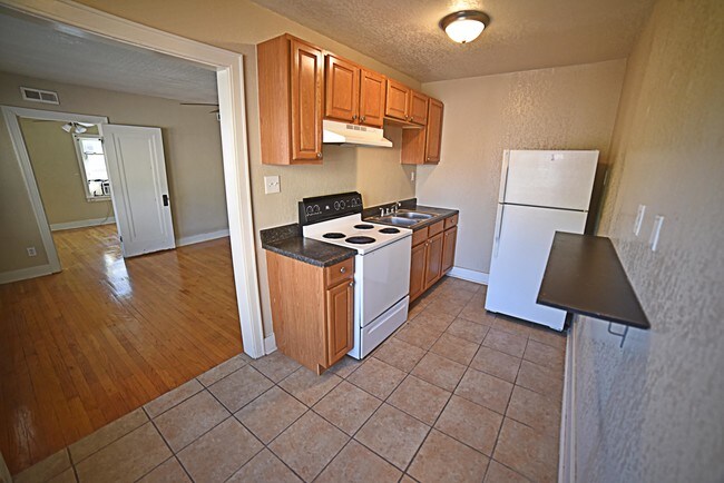 Building Photo - 902 E 39th ST