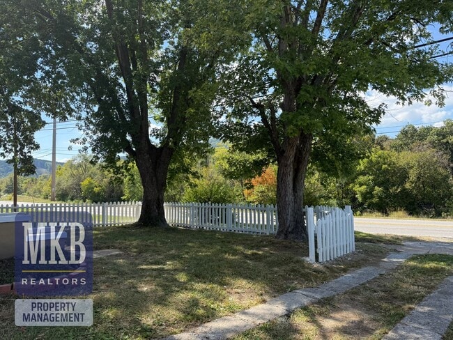 Building Photo - Beautiful Cape Cod with Greenway Access