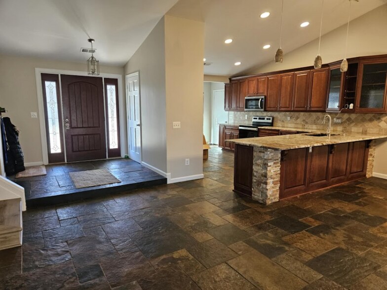 Building Photo - 310 Silver Ridge Dr
