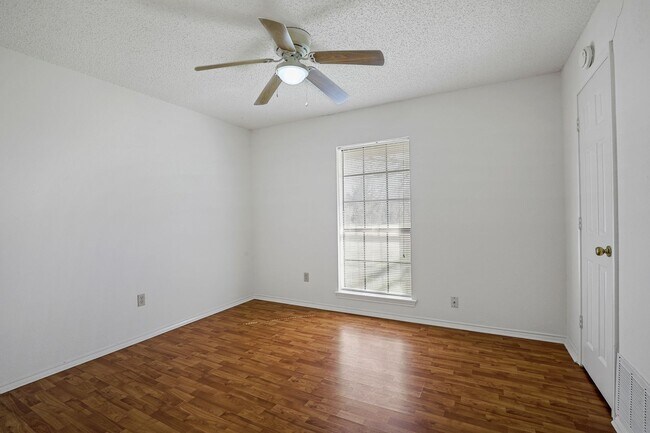 Building Photo - 215 E Pritchard Ln