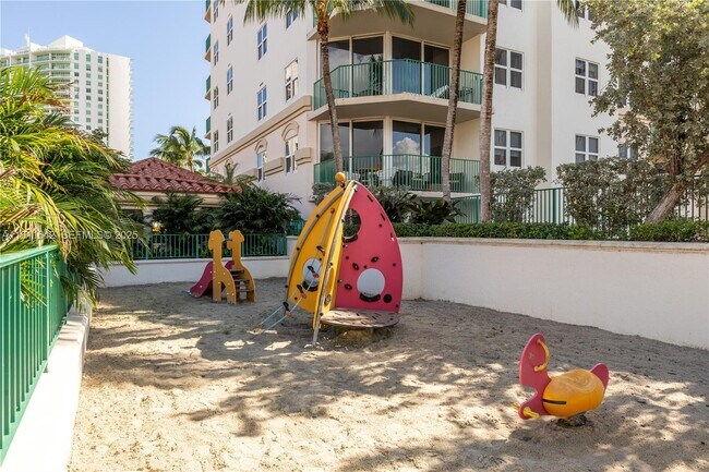 Building Photo - 19900 E Country Club Dr