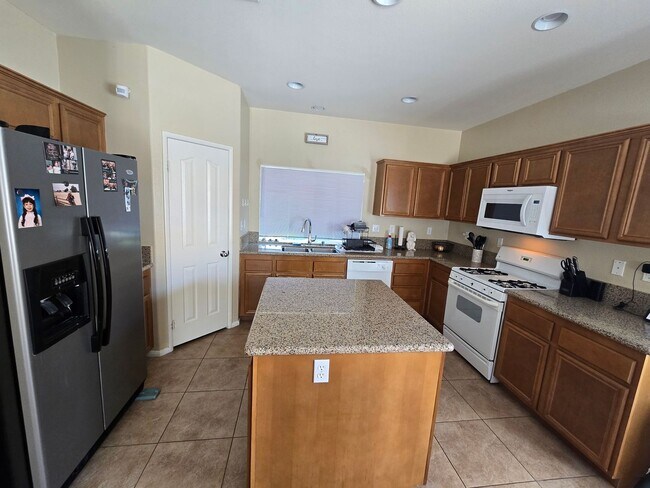 Building Photo - 3 Bedroom 2 Bath located in Mountain View DHS