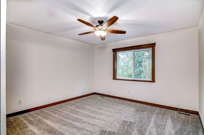 Building Photo - 971 Daisy Ln