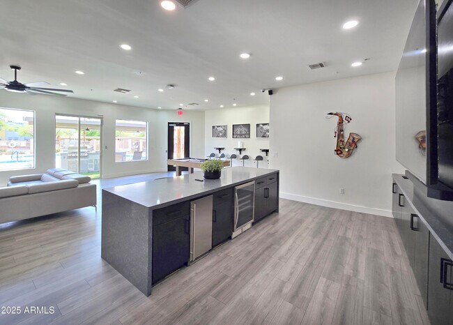 Building Photo - 920 E Devonshire Ave