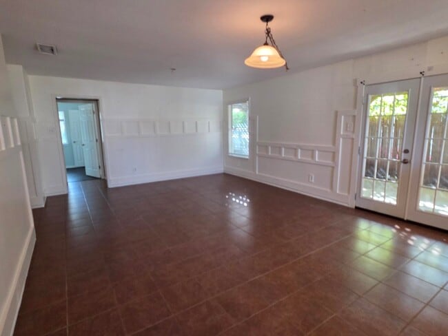 Building Photo - 121 Amelia Ct