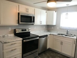 Building Photo - Pet Friendly Renovated One Bedroom