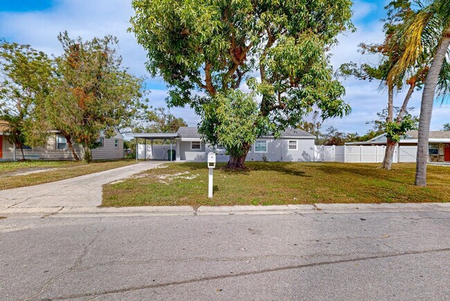 Building Photo - 2214 23rd Ave W