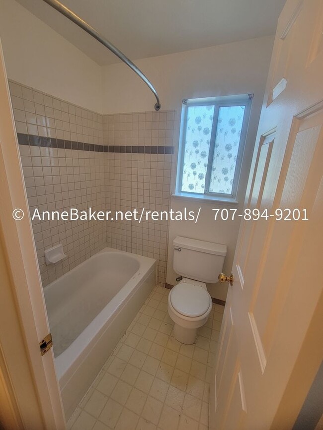 Building Photo - Cloverdale Meadow Condo Available Now