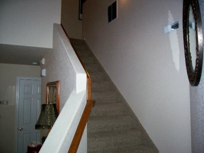 Building Photo - Townhome