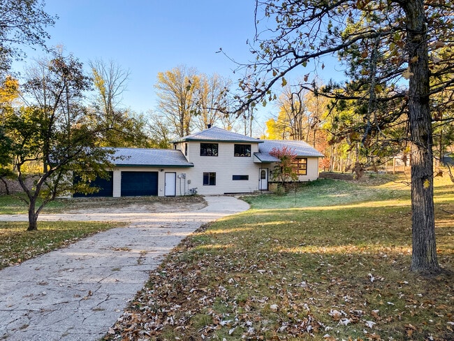 Building Photo - 1606 S Lake Irving Dr SW