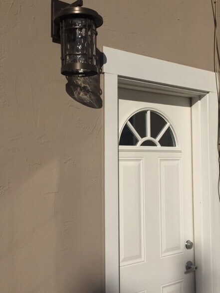Private Entry - 5272 Yorkton Way