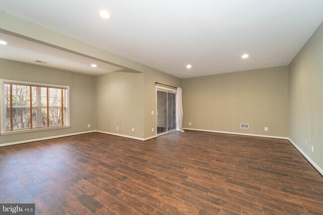 Building Photo - 5237 Jule Star Dr