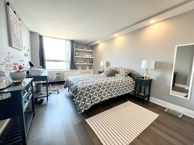 Building Photo - 1455 N Sandburg Terrace