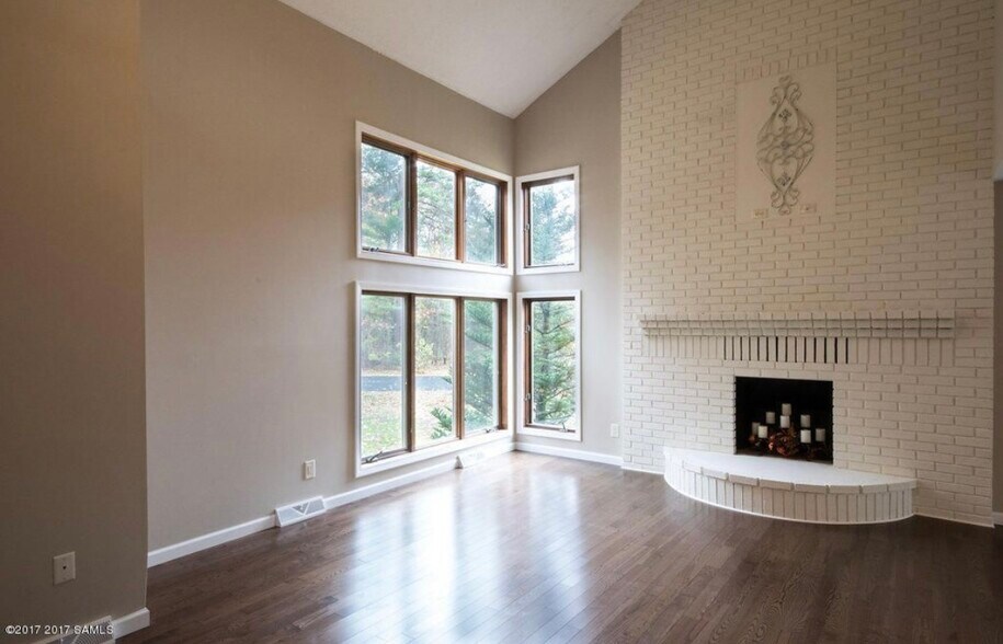 Primary Photo - 7 Christie Ln