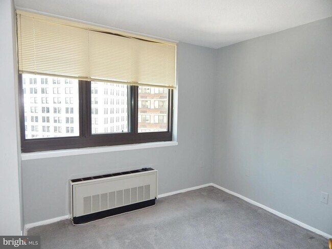 Building Photo - 1420 Locust St