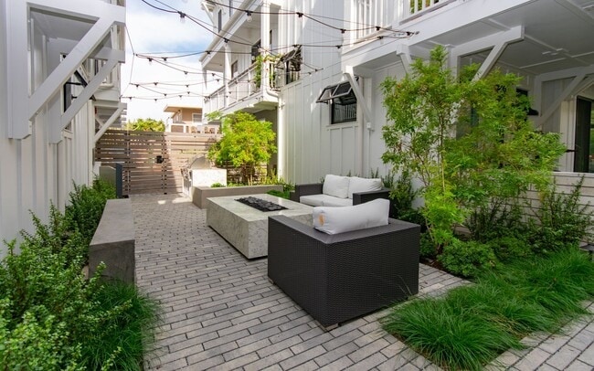 Building Photo - Want to live in the Carlsbad Village!