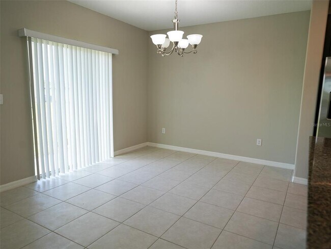 Building Photo - 402 Royal Empress Dr