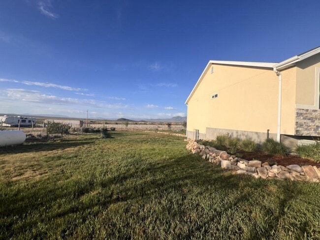 Building Photo - 2959 W Rim Rock Dr